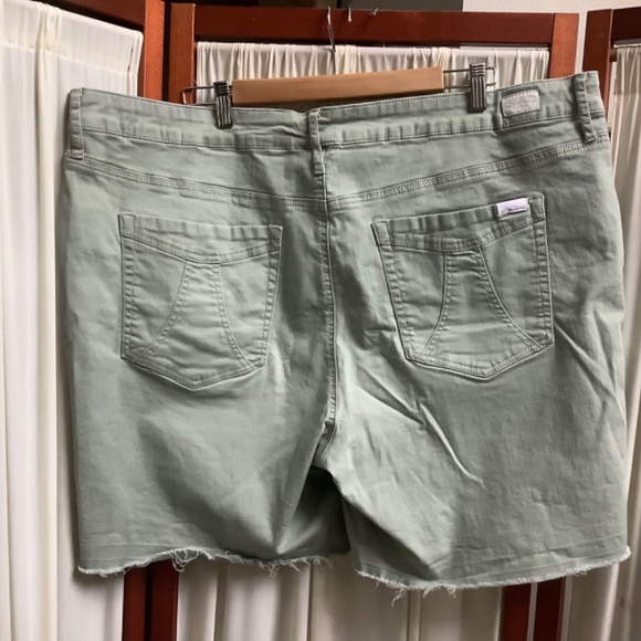 Seven7 Weekend Bermuda Shorts Stretch with Fringe Pale Green Size 2X - Picture 2 of 6